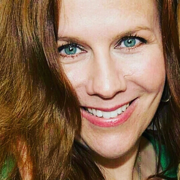 Meet your Posher, Lisa - Picture 2 of 2